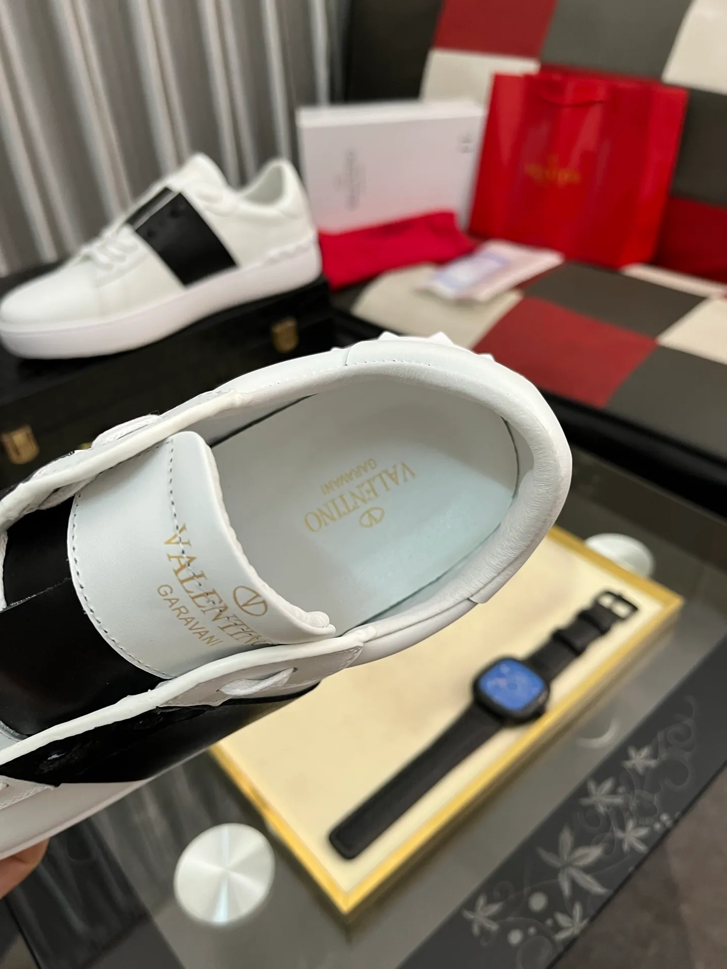 Men's shoes💰420⌚️⌚️Valentino white shoes⚡️Original replicas are coming👉Many pictures of the feet of Internet celebrities🔥Authentic Hong Kong purchased for HKD 5,500⚠️All parts are genuine molds, refuse to look at pictures to make goods👊The upper is made of top-grained cowhide➕3D printed. Water-dyed cow lining inside + cowhide feet, code number: 38-44